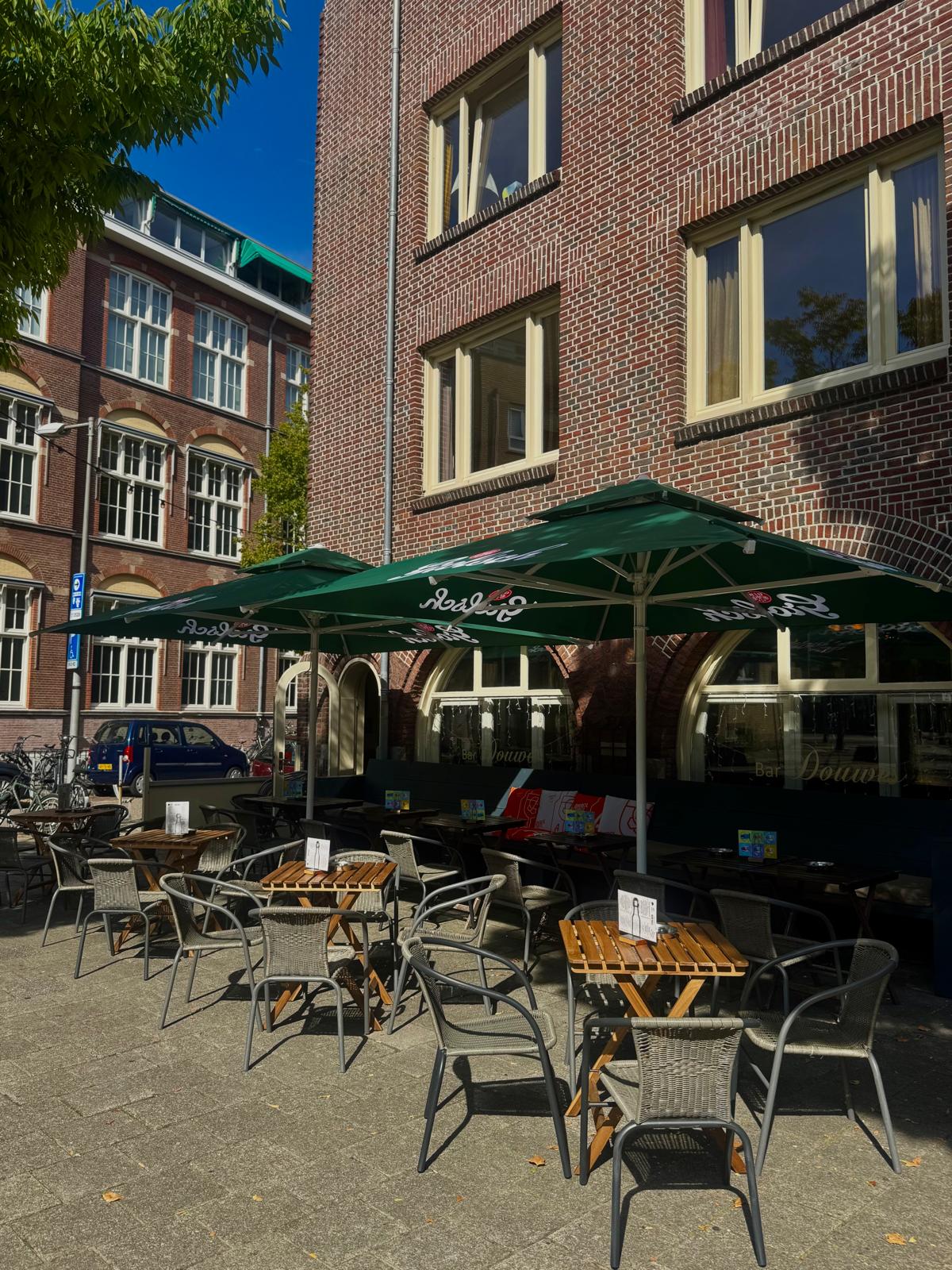 Het terras van Bar Douwes op de Tweede Boerhaavestraat, Amsterdam Oost